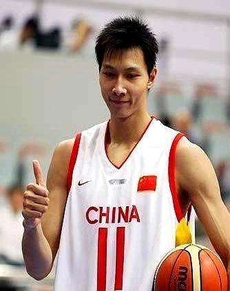 她是易建联的老板娘，身价40亿	，后背纹身性感，年过40仍韵味十足