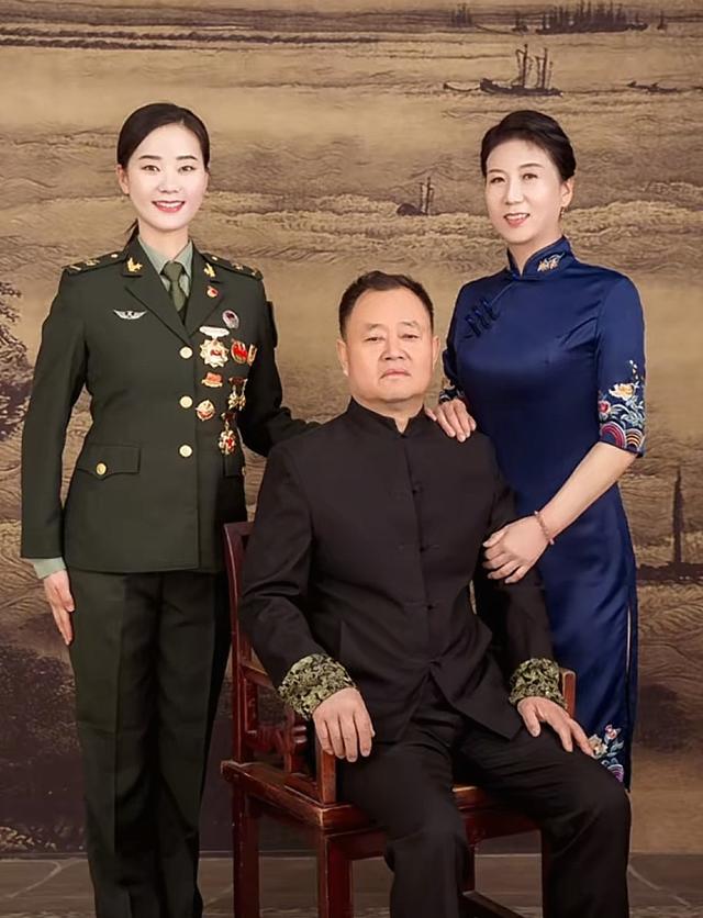 女民兵李思颖阅兵回家仅半天,母亲官宣其新身份,太牛了,全网恭喜