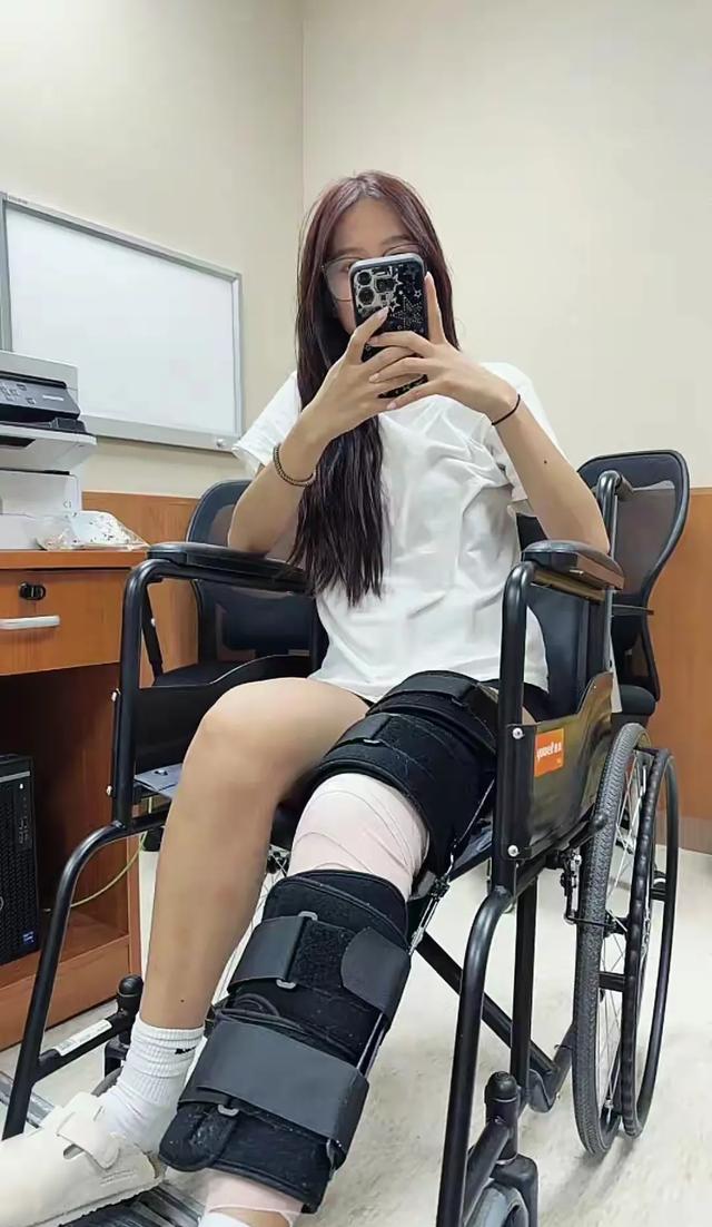 钟丽缇女儿住院做膝盖手术，盖被都是奢侈品，全家出动照顾好温馨