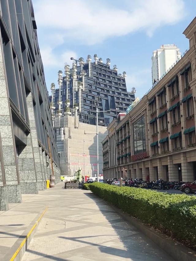 上海普陀最出名的2家商场，为何人气却迥然不同？