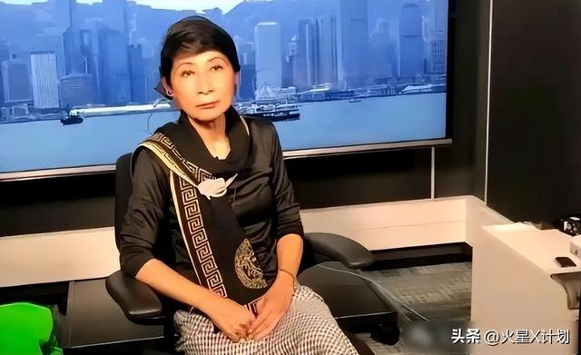 苍天饶过谁！拒唱国歌否认中国籍，俩儿子落户国外，她现状如何？