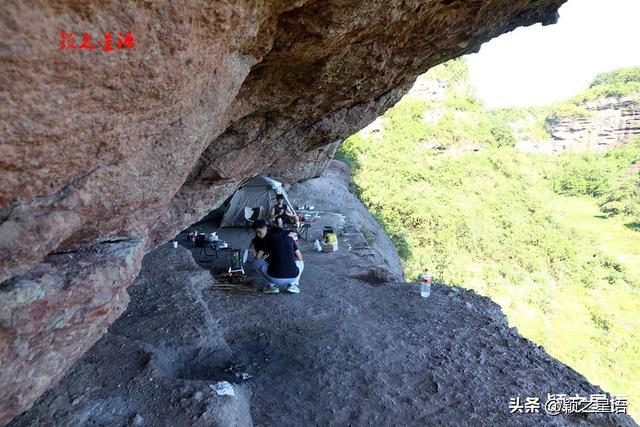 丹霞奇观飞鹰道，横挂绝壁的空中走廊，奇绝！
