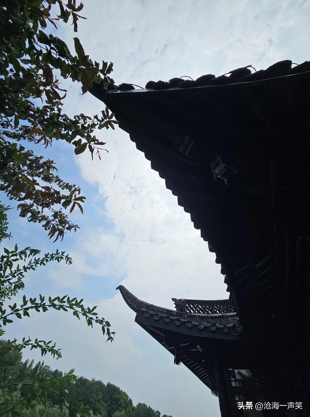 扬州廋西湖，河水，凉亭，假山，小桥，行人，一步一景，步步皆景