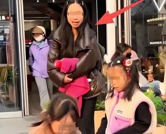 视频热传！水杯被陌生女孩一掌打翻后	，妈妈出面发声，评论区炸锅