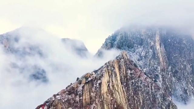 华山雪落，一脚踏进水墨仙境