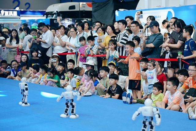 看机器人炫技、买名优产品、吃全国美食……第33届广州博览会开幕