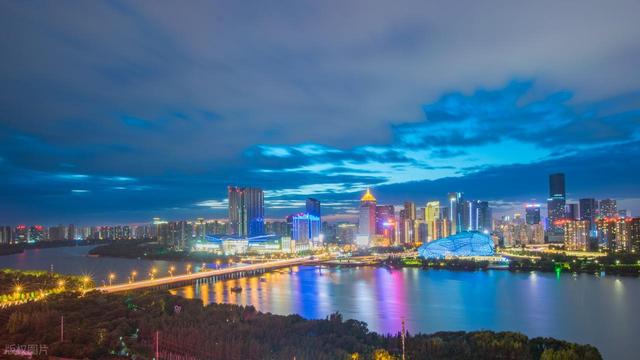东北唯一的新一线城市，未来发展前景很广阔，更是一个旅游好去处