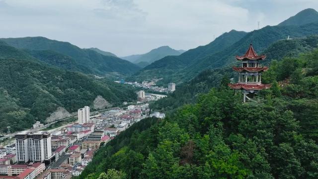 西安向南45分钟！小城撸熊猫、溯溪、看云、发呆，还藏了秦岭第一抹秋色