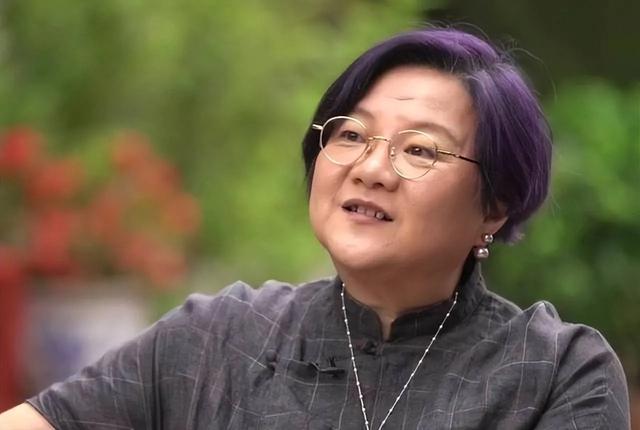 陈凯歌前妻洪晃京郊院子曝光，百平空地长草，网友：哪像名门小院