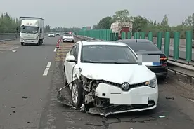 山西高速交警六支队：速公路上错过路口随意“硬”变，被撞还要负全责！图片