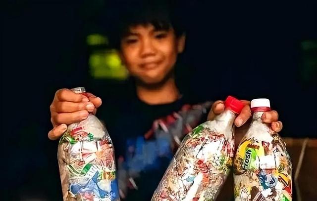 建议马上停止用这种瓶子，能渗透出很多致癌物质，家里有的赶紧扔