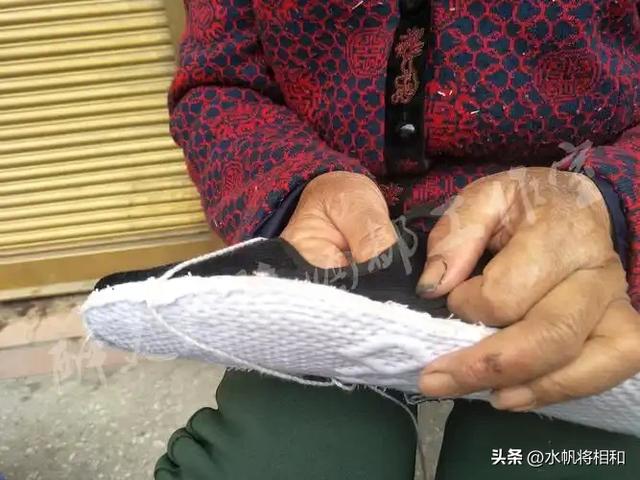 七八十年代之前,每到冬天,老家农村家家户户都要忙着糊“袼子”