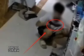 炸裂！男子偷女鞋蹲楼道狂舔40分钟， 当事人得知真相后直呼恶心！图片