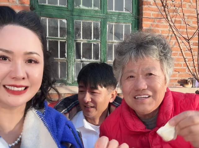 程莉莎陪郭晓东回村，和婆婆住破旧老房吃地瓜，穿3万元大衣喊冷