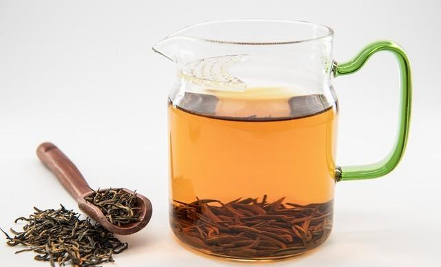 做事慌乱，性格胆怯，眼神乱飘都是被严重打压过的痕迹