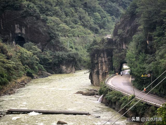 川陕交界的210国道上，有唯一的一段单行线，藏着蜀道上两个秘密