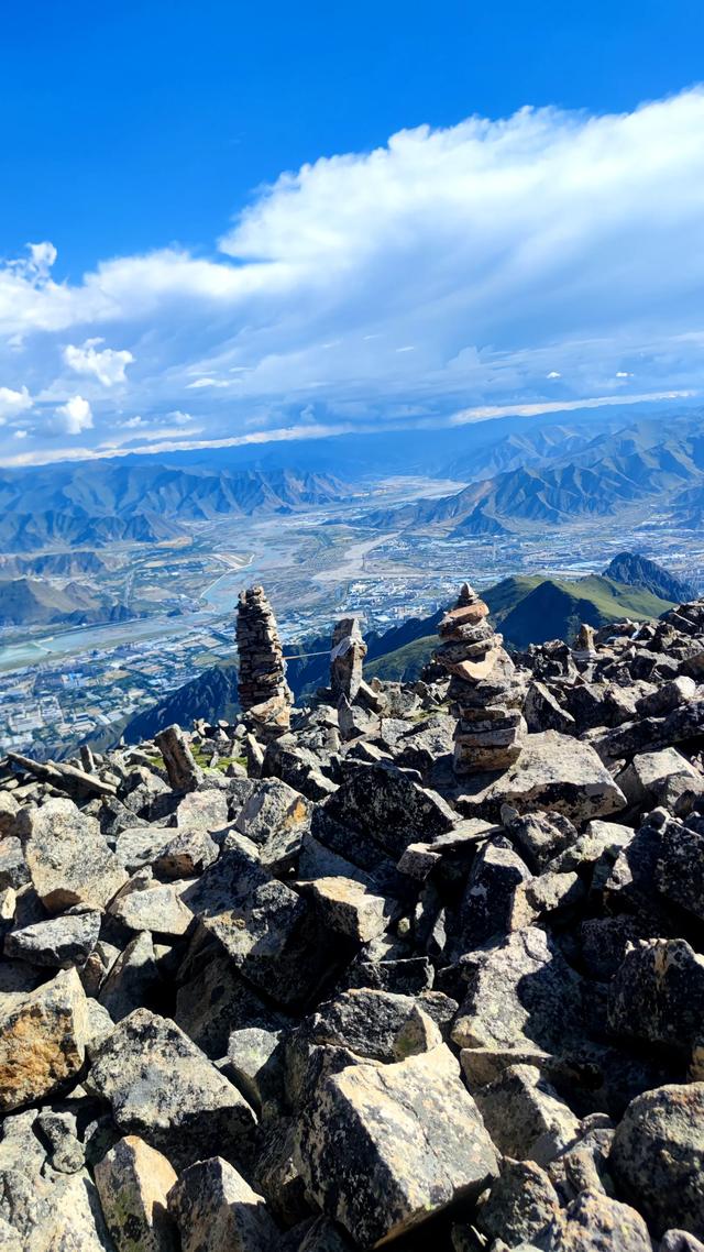 爬拉萨哲蚌寺后山，从海拔3600米到山顶5300米，上下20公里