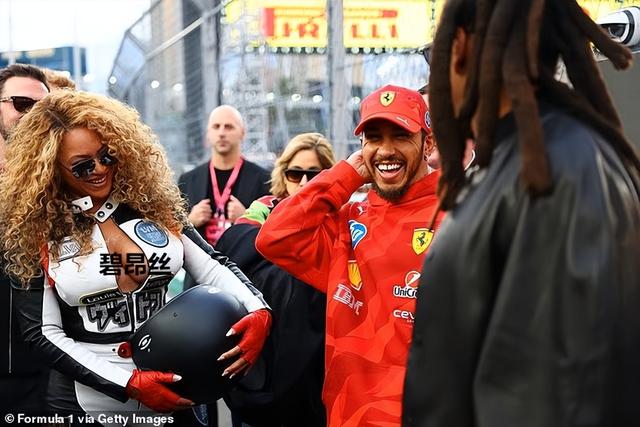 44岁碧昂丝陪F1七冠王飙车，衣着不当被网友力劝，“拉上拉链吧”