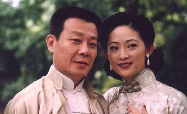 71岁寇世勋现状，晚年和原配一家生活，二房随3名子女远在国外