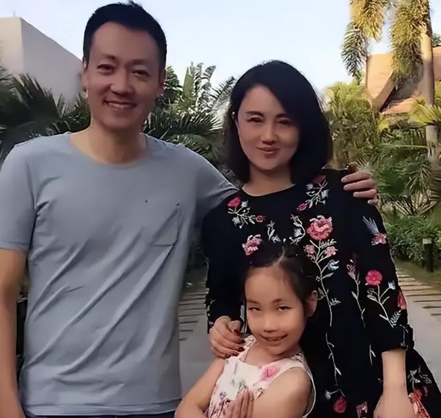 朱媛媛去世不到一年，52岁辛柏青现身春晚彩排，恶心的一幕出现了