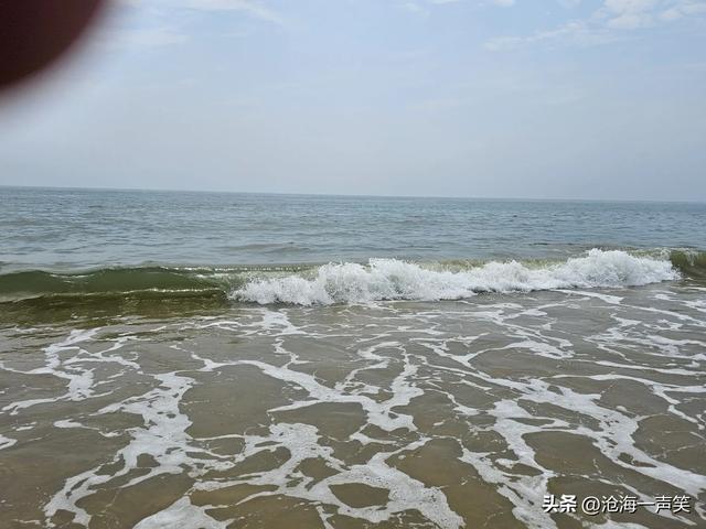 波涛滚滚，滚滚浪花，浪声阵阵，陶醉其中，抓住大海，海边畅游