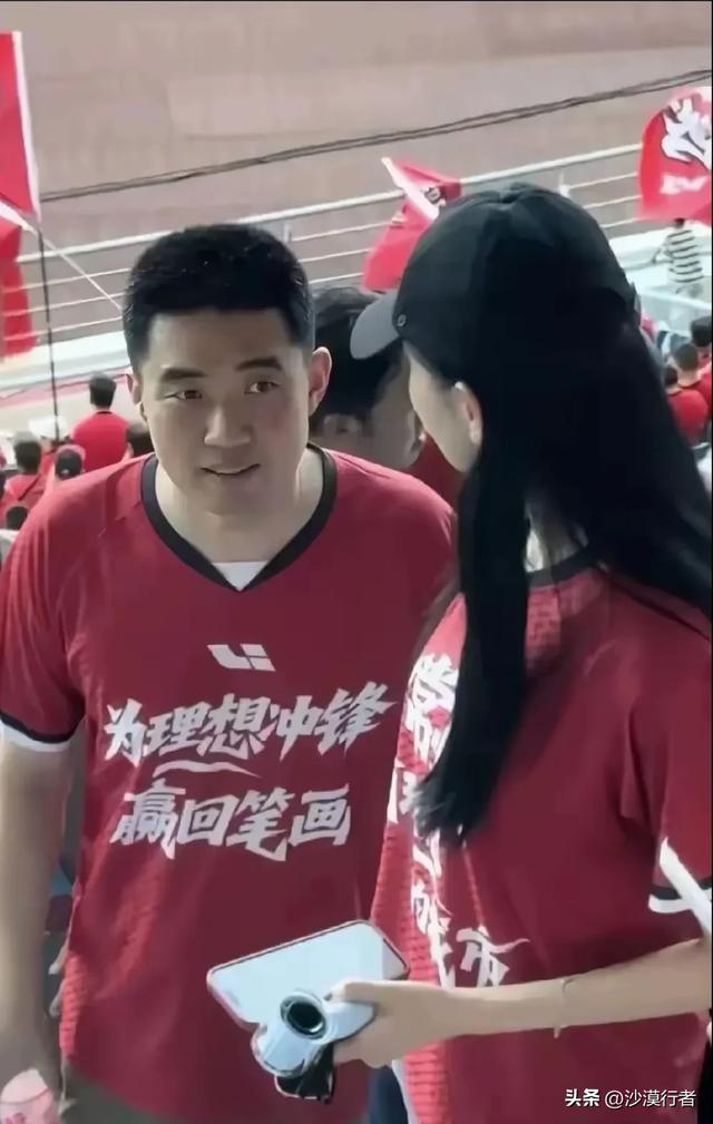 理想董事长李想携太太现身比赛现场，生了5孩子 身材丝毫不输明星