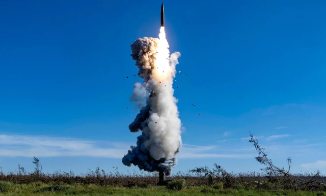 美国本土	，洲际导弹划破夜空，特朗普搞“核讹诈”不忘拉上中国