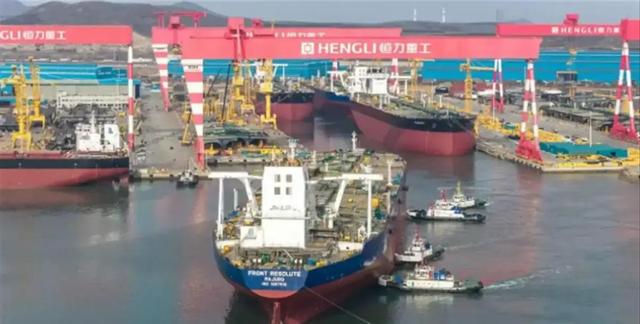 比福建舰还大！4艘万吨巨船同时出坞，美这才明白	，输给中国了