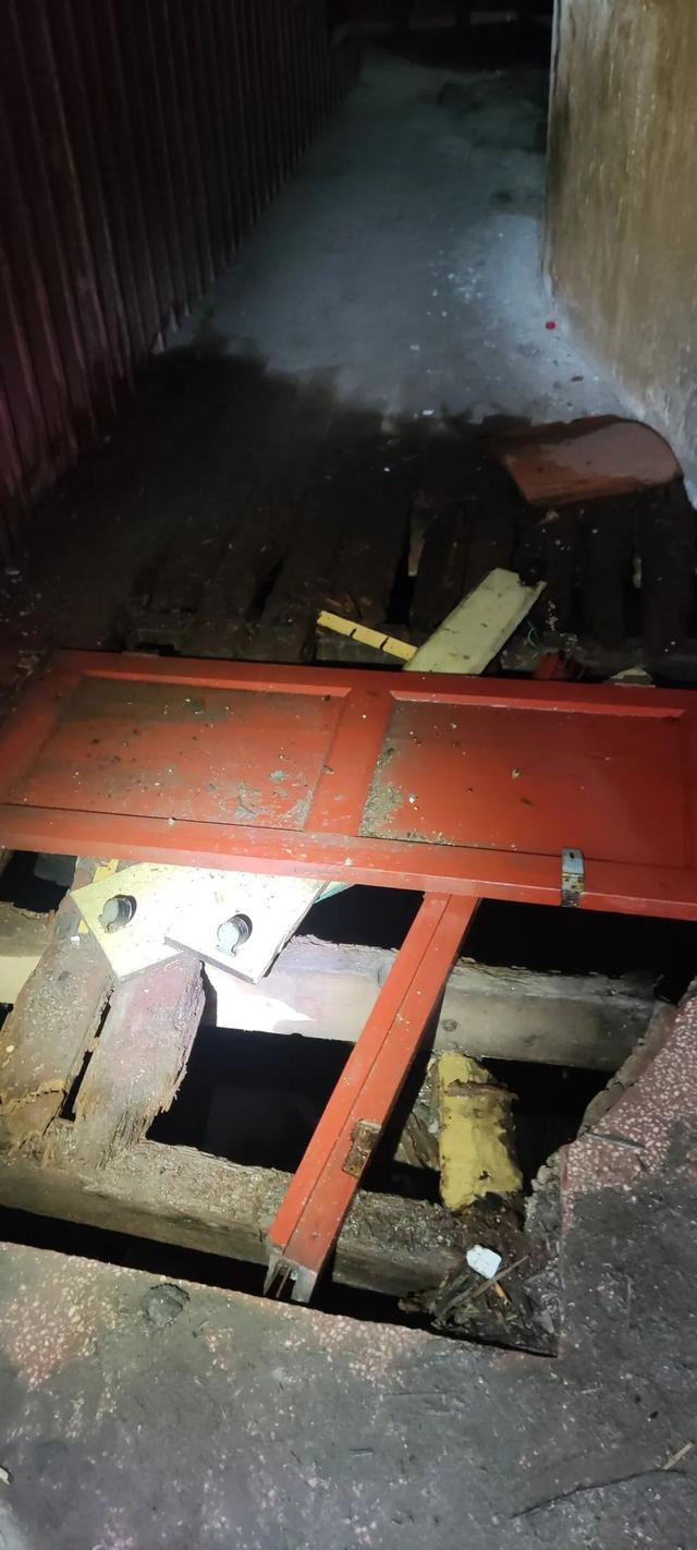 重庆巴南废弃了20多年的电影院，里面还遗留了大量上世纪的老物件