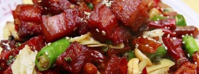 下班挤地铁，饿得前胸贴后背，却刷到外卖软件里一份凉拌金针菇