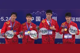 孙杨、汪顺、潘展乐、费立纬同时戴上金牌，网友：看懂的人都哭了图片