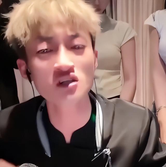 装疯卖傻，丑态百出，目不识丁，到底是谁捧红了这些跳梁小丑？