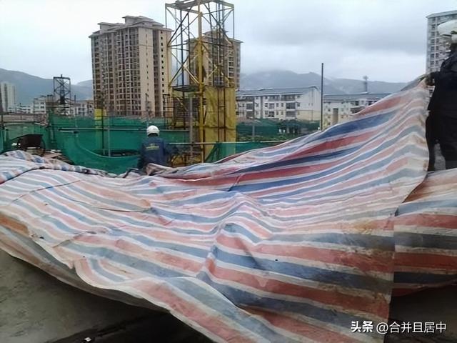 混凝土浇筑施工时突降暴雨怎么办？