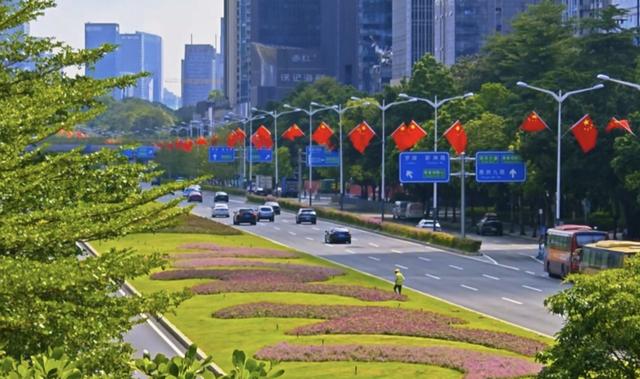 国庆第一天打卡深圳景观大道深南大道，车这么少太安静了！