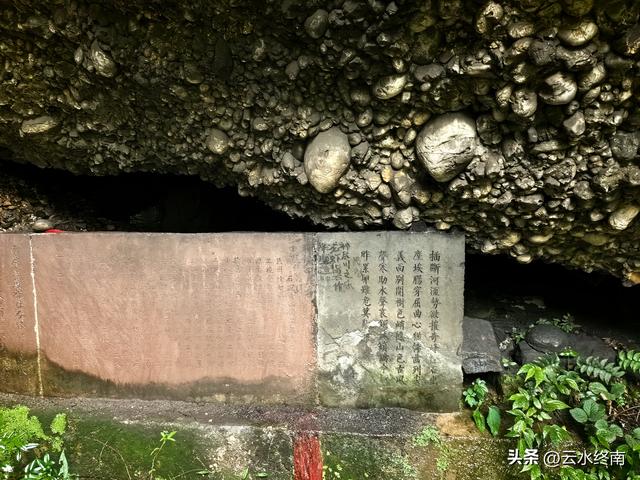 川陕交界的210国道上，有唯一的一段单行线，藏着蜀道上两个秘密