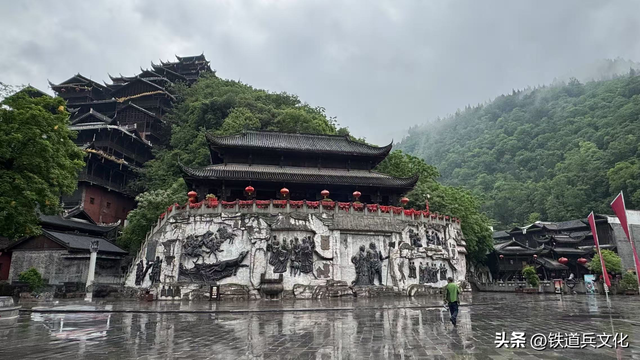 九黎石寨烟雨行 作者：铁道兵二师六团学生三连 吉农