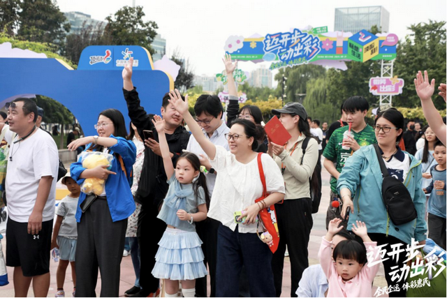 北京体彩品牌推广活动融入潮流生活 “迈开步 动出彩”点亮蓝色港湾