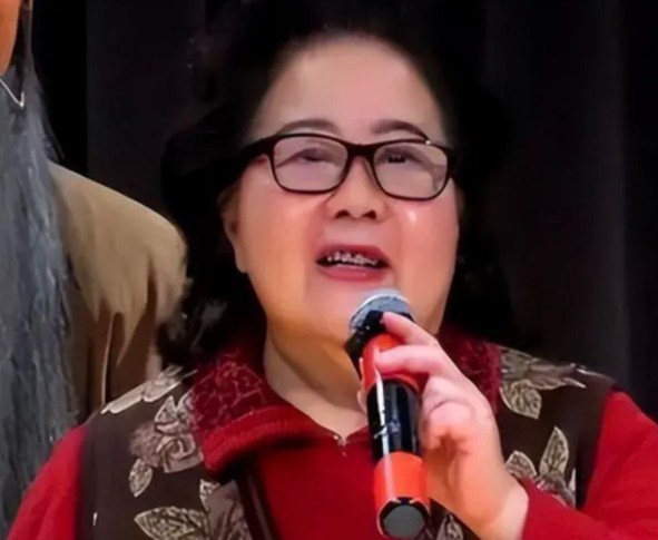 82 岁京剧叛徒归国遭痛骂：吃里扒外，37 年里是叛国还是逐梦？
