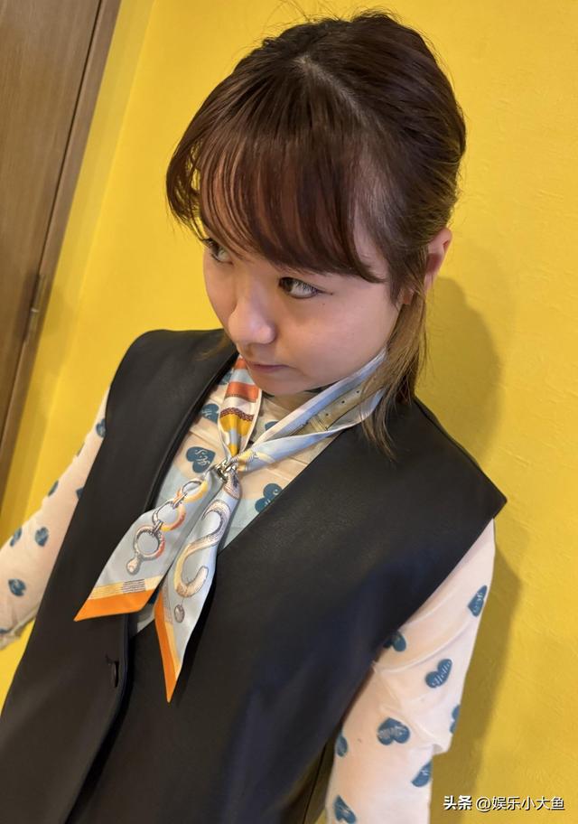 伊藤美诚新穿搭美照，爱心蕾丝衣搭配黑色马甲，系上丝巾好漂亮