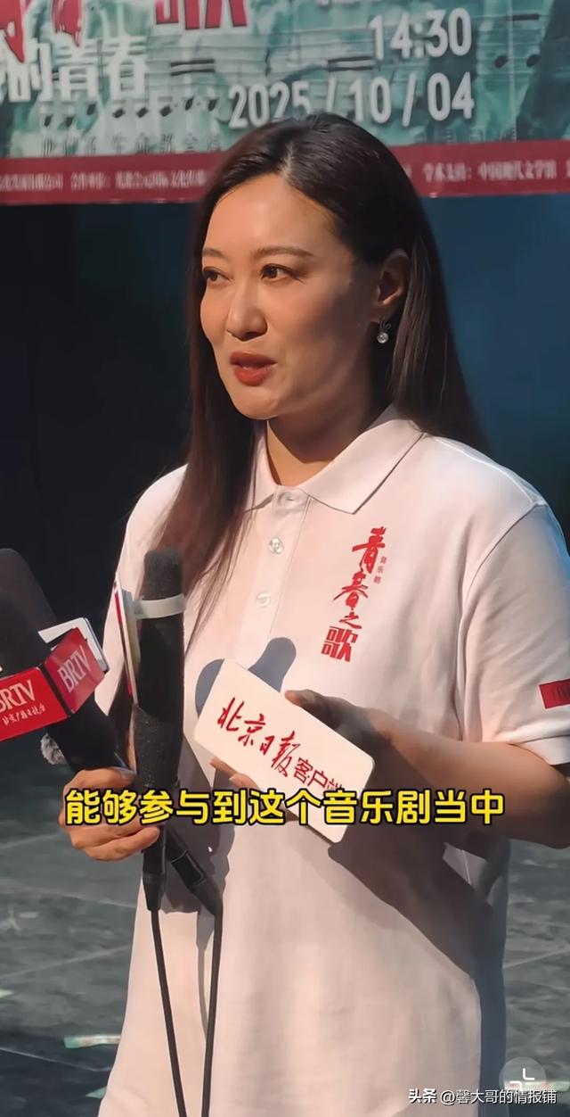 47岁谭晶现身音乐剧活动现场，苹果肌饱满，看起来比同龄人年轻