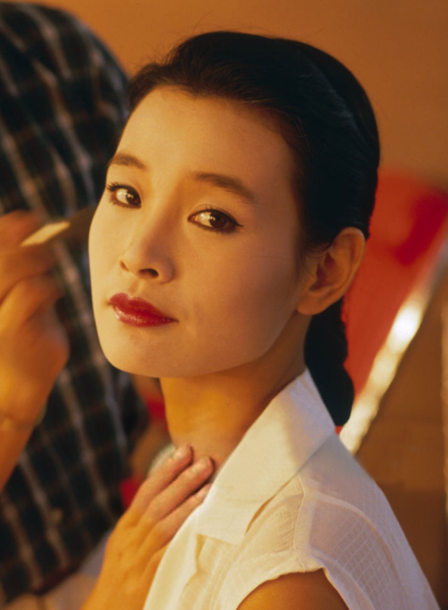 19岁被两名美国医生侵犯，留美43年受尽屈辱，归国后终于尝到甜头