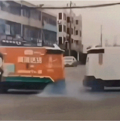 新型马路判官上路	，无人物流车狂奔