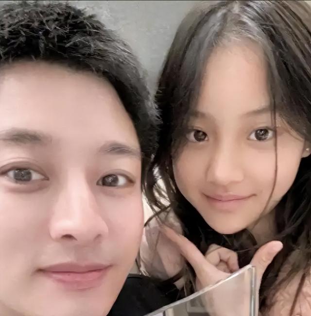 李小璐也没想到，自己辛苦养大的女儿甜馨，竟给贾乃亮做了"嫁衣"