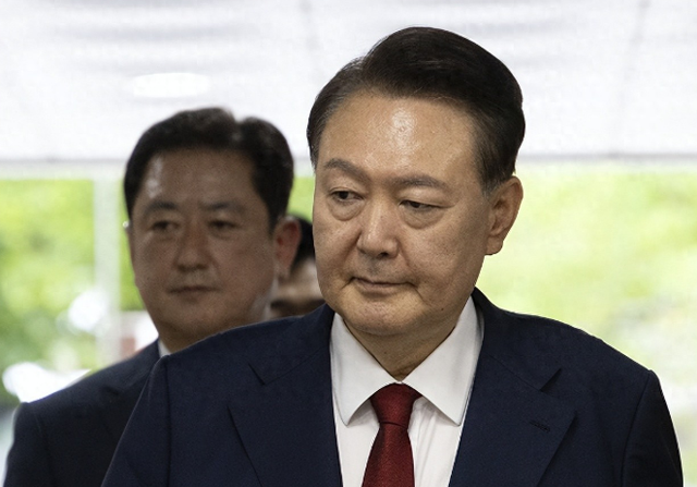 一周拒捕两次，10个壮汉都制不住，韩国前总统尹锡悦彻底丢掉了自己的体面，现场究竟有多夸张？