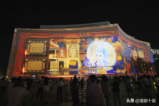 周边商场瞬时客流破纪录！上海国际光影节点亮消费新场景