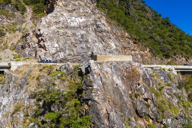 独立悬崖之巅,俯瞰壮美金沙江,尽情领略其“如玉”的一面