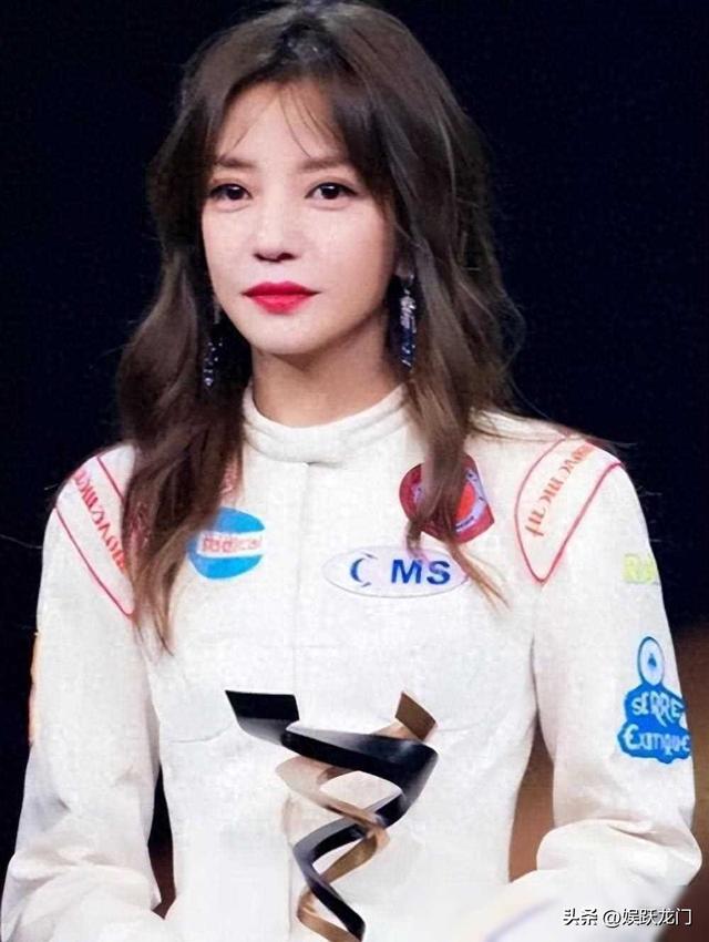 小燕子安好！赵薇封杀4年近况曝光，同名制片人病逝闹乌龙事件！