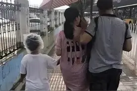 妹子的东西掉出来了，我该不该出言提醒啊？太尴尬了！图片