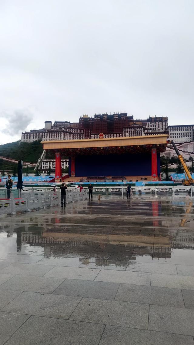 拉萨药王山北面团结公园，今年新竣工开放，雨中漫步眺望布达拉宫