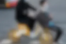 男子骑共享单车，同伴坐车筐摔倒身亡！交警：骑车人全责图片